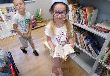 Dzieci przedszkolne 5-6 latki w bibliotece w Krużlowej Niżnej