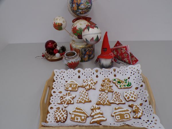 Seniorzy w bibliotece